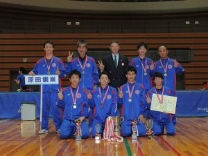 原田会長（後列左から３人目）・工藤監督（同２人目）と原田鋼業・男子卓球部メンバー