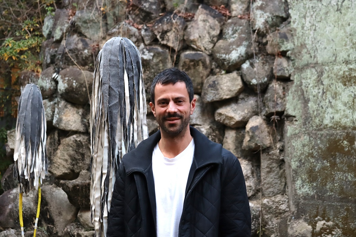 LOGインスタレーションアート展示ダニエル・シルヴァさんの作品 経済リポートWEB版